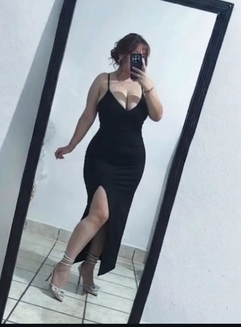 Ne022r's tweet photo. Las pinches tetas enormes que se carga esta perrita y lo rico que se viste mostrando pierna y tetas, para dejar bien secos a todos en sus fiestas 🤤😈 https://t.co/tRgkRVUcTn