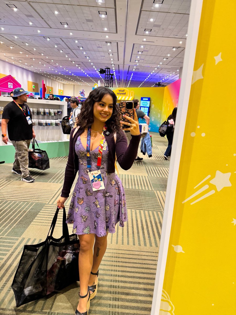 ashlaswrld's tweet photo. POKÉMON CENTER !!! https://t.co/Od3tonW5v9