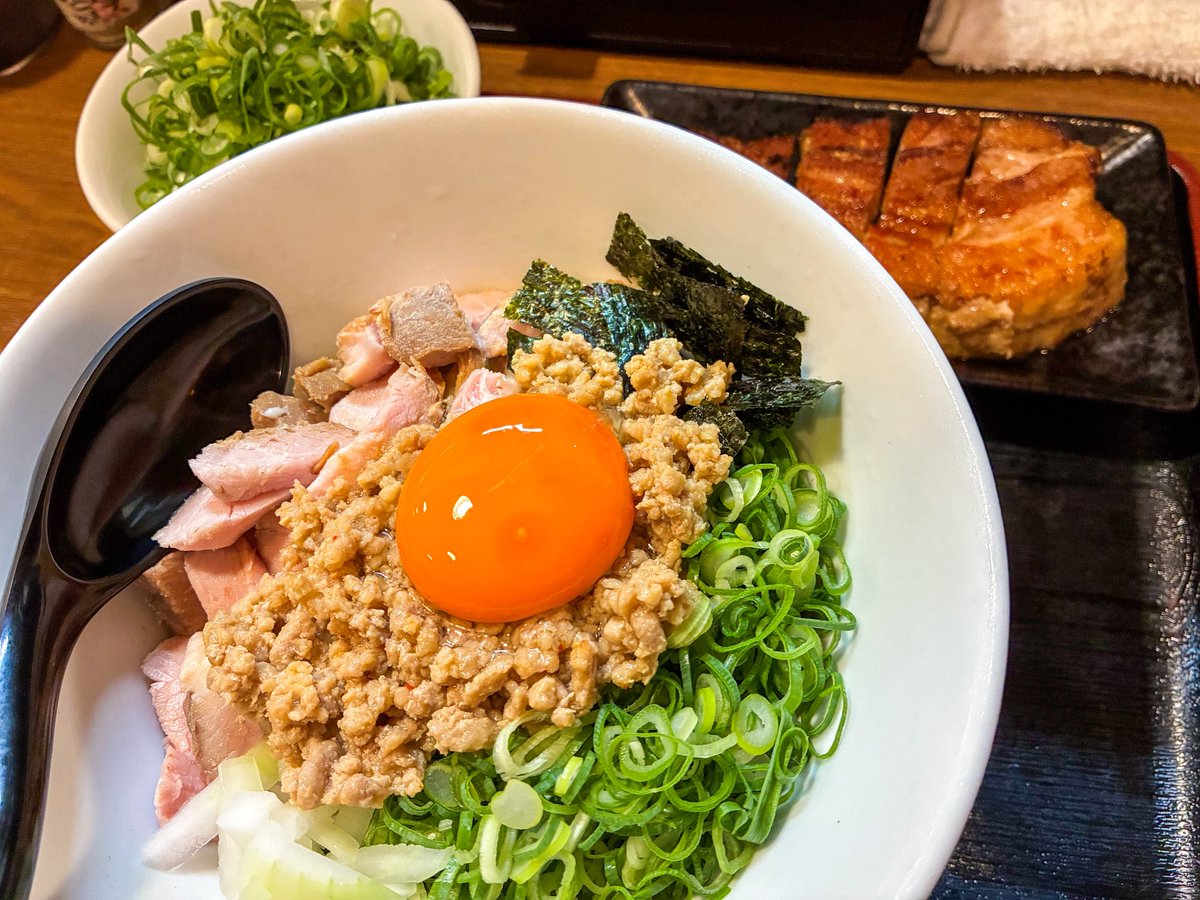 mtetsut's tweet photo. 今週の #彩鶏どり さん
冷やし台湾まぜそば＋ネギ＋チャーシュー
湿度が高いのでやっぱり冷やし
久々の叉焼、三枚肉は塊が一番美味いなぁと実感させてくれる一品

#上板橋　 #ラーメン https://t.co/FmuP6ovt67