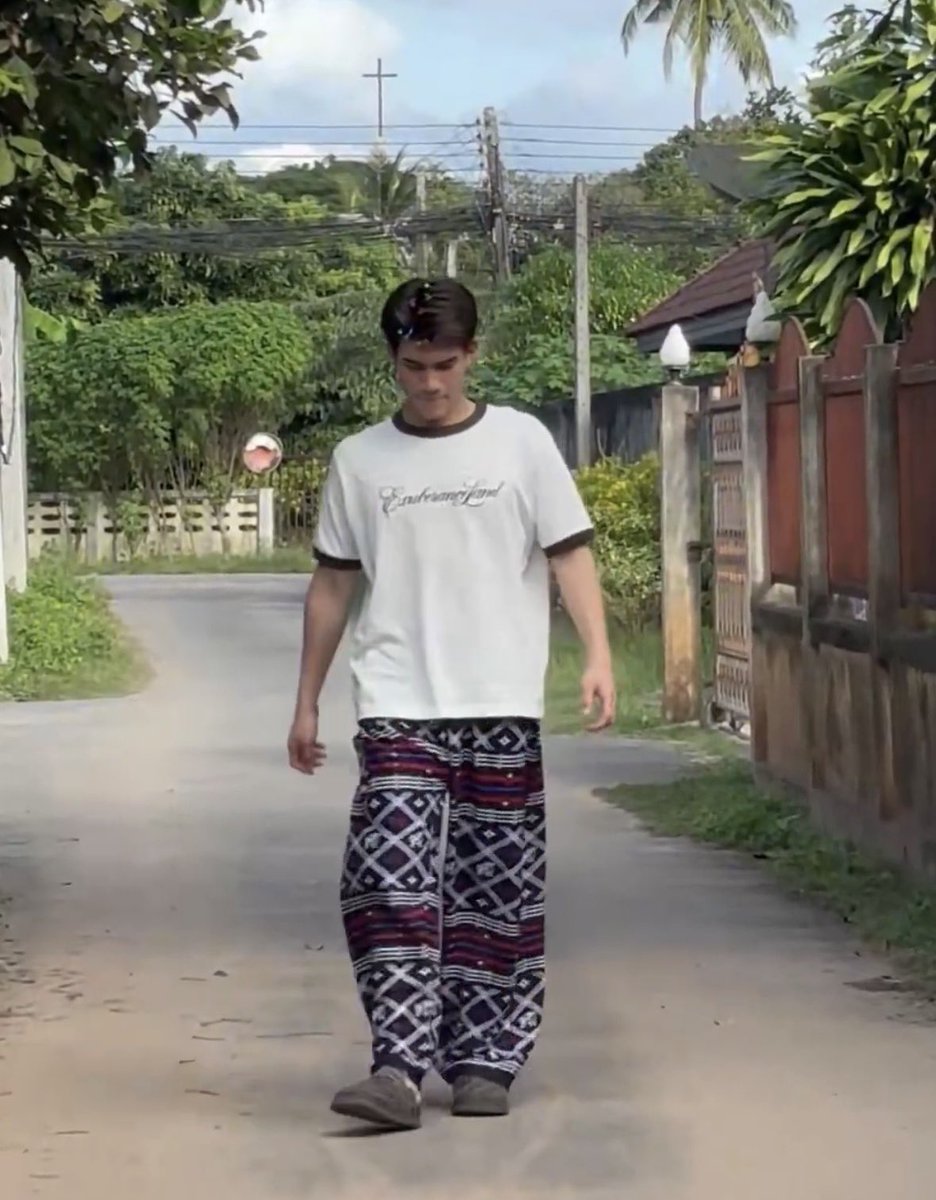 gemtle4th's tweet photo. so it was originally fourth’s pants > then aug 5: they were tgt at the gmm bldg > gem spent the night at fourth’s place > aug 6: gem showing up with fou’s pants the next day at his event all sleepy still 😴

CASE CLOSED. https://t.co/d1xsqZXT6Y
