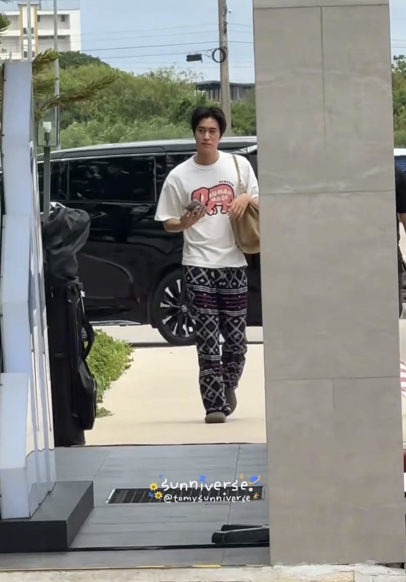 gemtle4th's tweet photo. so it was originally fourth’s pants > then aug 5: they were tgt at the gmm bldg > gem spent the night at fourth’s place > aug 6: gem showing up with fou’s pants the next day at his event all sleepy still 😴

CASE CLOSED. https://t.co/d1xsqZXT6Y