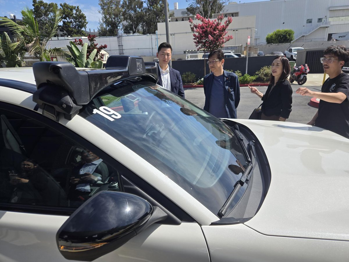 hmatsu63's tweet photo. 出張4日目。まずはTesla社の自動運転を試乗。こちらはレベル2++自家用車の普及を目指しているので、駐車が実にスムーズだったのが印象深かったです。午後はWayve社の試乗。同社は日本では日産と共同でレベル2++を開発中です。昨日のWaymo社と合わせて三社三様、それぞれの開発・販売戦略が見て取れました。我が国の自動運転開発が国内市場のみをターゲットにしているとすれば、それは大間違いで、これからどんな戦略で世界の市場に挑戦するのが国益に繋がるのか、そのためにはどの企業同士が協働するのが良いのか、我が国の民間企業だけに任せず、国がリスクを負いながら彼らにチャレンジさせる必要性を強く感じた視察・試乗でした。海外企業は日本市場に期待している様ですが、それはそれとして、私は国内企業の奮起を促したいと思います。