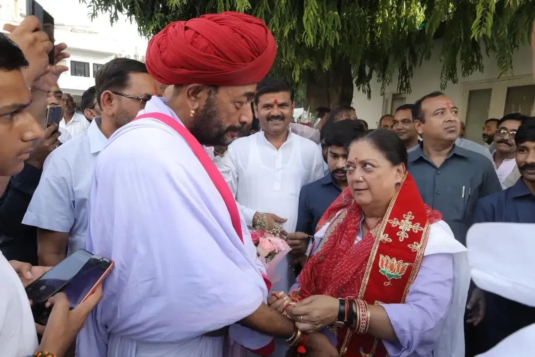 otaramjidewasi's tweet photo. रक्षाबंधन के पावन पर्व पर पूर्व मुख्यमंत्री श्रीमती वसुंधरा राजे सिंधिया जी के जयपुर स्थित निवास पर उनसे रक्षासूत्र बंधवाकर स्नेह प्राप्त किया।

भाई-बहन के अटूट प्रेम, स्नेह और विश्वास का प्रतीक यह पावन पर्व सभी के जीवन में सुख, समृद्धि एवं खुशियाँ लेकर आए।
रक्षाबंधन की हार्दिक शुभकामनाएँ। 

@VasundharaBJP