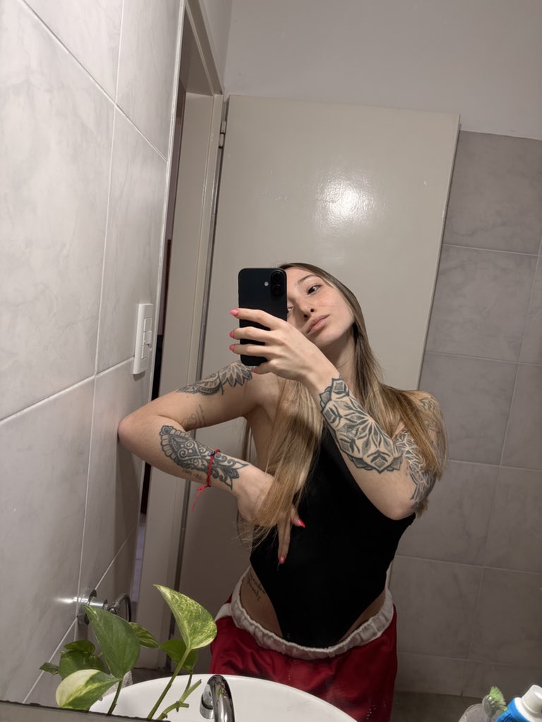 itsyreve's tweet photo. How wholesome do I look on a scale of 1-10? https://t.co/ZtI1gR4cU8