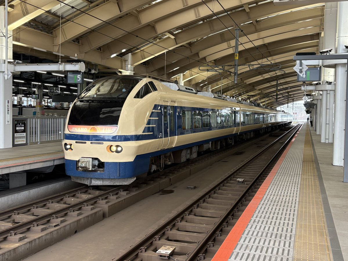 thsc481_3026's tweet photo. 夜行列車特有の疲労と雨が強かったため、新津駅近くの「あ！キハ」に立ち寄り、新潟駅に蜻蛉返りしていなほ5号で出庫してきたE653系U101編成(583系カラー)を再度記録して今回は完了としました
歴代のばんえつ物語のヘッドマークや貴重なサボも沢山あって楽しかったですね https://t.co/oBGRjWcGUZ