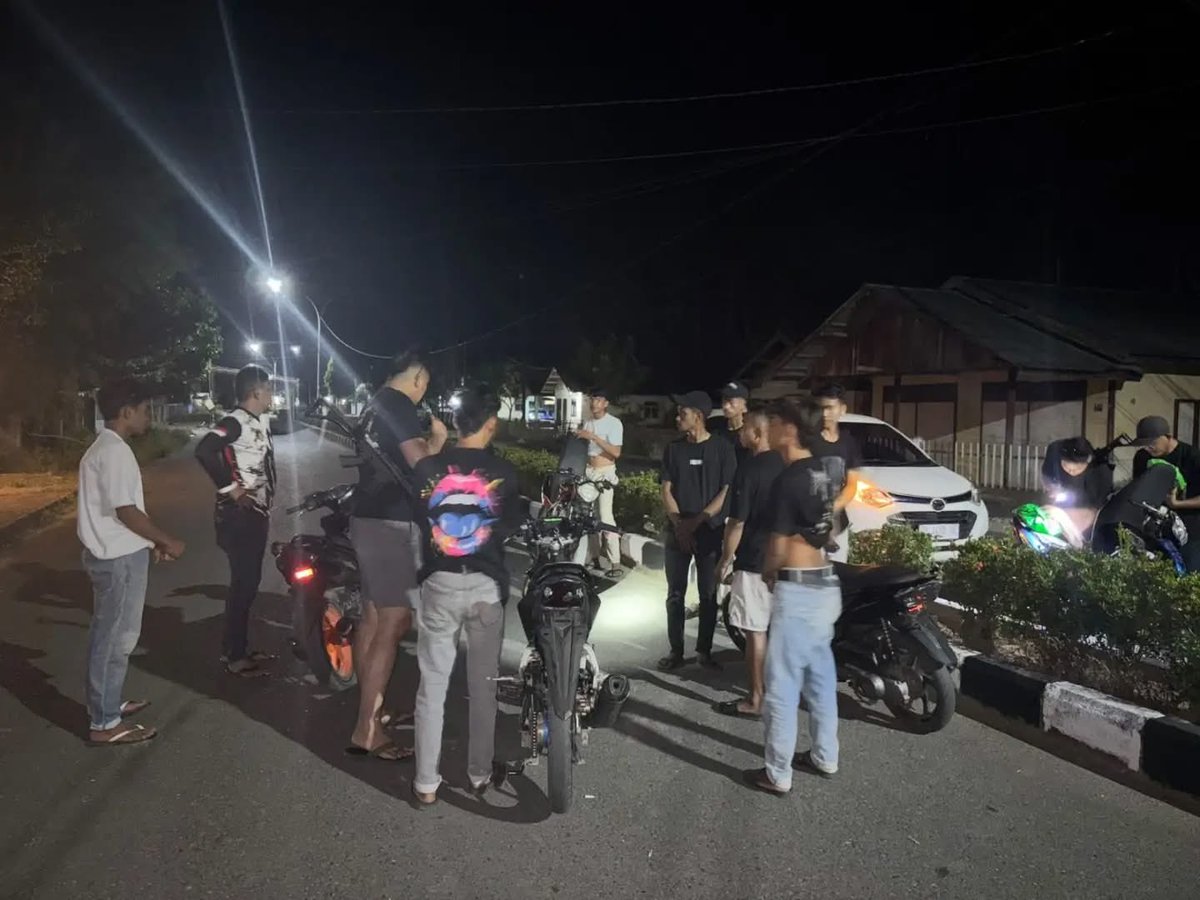 Polresbolmut_'s tweet photo. Respon Cepat Layanan 110,Personil URC Polres Bolmong Utara Turun TKP Menindaklanjuti laporan masyarakat melalui layanan 110 terkait adanya keributan Di desa Boroko Timur, Kecamatan Kaidipang, personil URC   segera mendatangi Tempat Kejadian https://t.co/KsdgFkA8vD