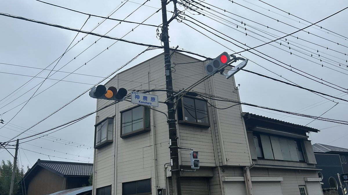 43E231zyouban's tweet photo. #じょーばんの信号探し 
【特　大　悲　報】
富岡市「神農原」交差点の群濃オール300φ筒庇灯器、ED1221Aへ世代交代し天に向か��ていたことを今日、確認しました･･･

これによって群濃オール300φの通常塗装および筒庇が絶滅し、高崎駅東口にある残り2基だけとなりました。 https://t.co/TLFWcyUdNk