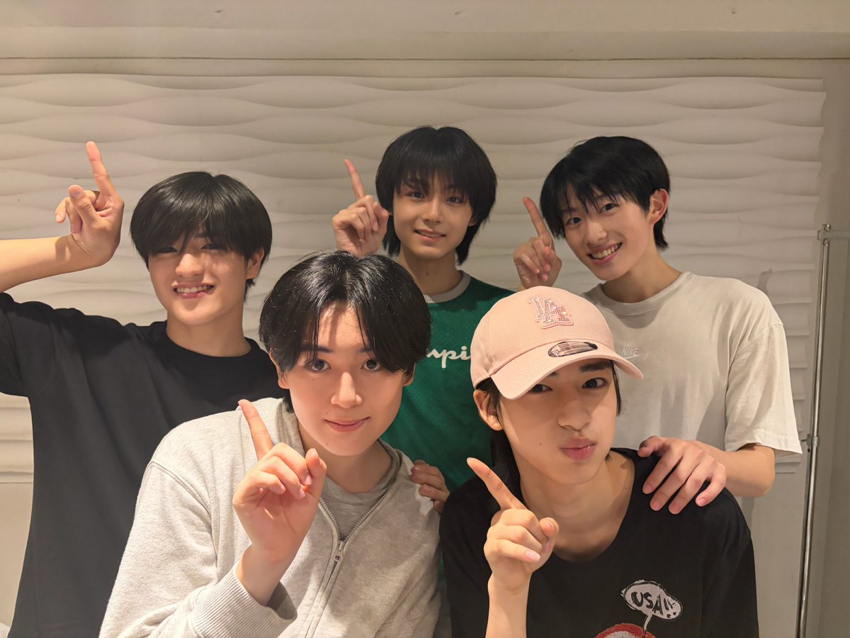 iiondo_official's tweet photo. /／
 📣リリースイベント特典会情報
\＼

本日の撮影ポーズをお知らせします！

📍さいたま新都心コクーンシティ

📸グループ撮影会・グループ&amp;グループ撮影会
iiONDOポーズ☝️

📸2ショット撮影会
A iiONDOポーズ👍
B ピース
C シャキーン✨ポーズ

#iiONDO
#はつ恋ONDOの夏が来た
#EBiDAN https://t.co/WaR24VXifo