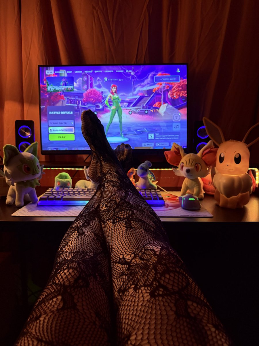 ShayeMystique's tweet photo. Late night vibes, playing in my tights, who wants to 1v1 me? 😜✨
•
•
•
#nylon #stockings #pantyhose #disguise #tights #nylonfeet #feet #femalemasker #femalemask #femalemasking #maskfetish https://t.co/B0XqIDqvgD