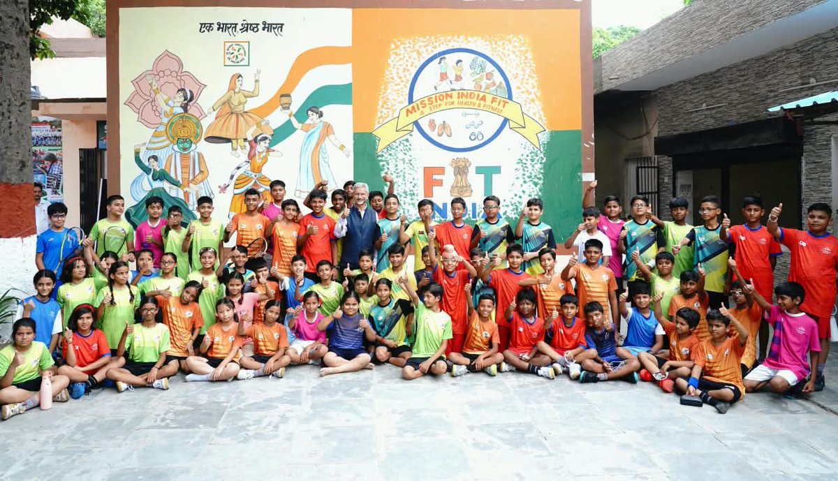 juni395819's tweet photo. India’s sporting future shines bright! 🇮🇳🌟 Encouraging 60 young squash talents at PM SHRI #Kendriya Vidyalaya Andrews Ganj is a wonderful step toward nurturing future champions as squash prepares for its Olympic debut in 2028. 🏆
#KhelegaBharatJeetegaBharat #NationalSportsDay #Squash #IndianSports #YouthPower
https://t.co/MpnfSCMNLI