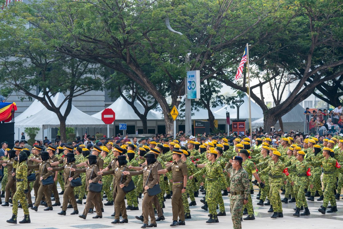 relamalaysia's tweet photo. 🇲🇾 𝗦𝗘𝗦𝗜 𝗥𝗔𝗣𝗧𝗔𝗜 𝗣𝗘𝗡𝗨𝗛 𝗞𝗢𝗡𝗧𝗜𝗡𝗝𝗘𝗡 𝗣𝗘𝗥𝗕𝗔𝗥𝗜𝗦𝗔𝗡 𝗝𝗔𝗕𝗔𝗧𝗔𝗡 𝗦𝗨𝗞𝗔𝗥𝗘𝗟𝗔𝗪𝗔𝗡 𝗠𝗔𝗟𝗔𝗬𝗦𝗜𝗔 (𝗥𝗘𝗟𝗔) 𝗦𝗘𝗠𝗣𝗘𝗡𝗔 𝗛𝗔𝗥𝗜 𝗞𝗘𝗕𝗔𝗡𝗚𝗦𝗔𝗔𝗡 𝗞𝗘-𝟲𝟵 🇲🇾 https://t.co/TP6RZAXOXZ