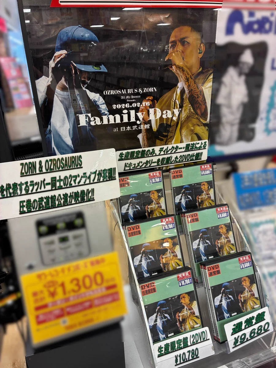 コンサートパンフレット 4冊 写真集1冊 ポスター、大判タオル