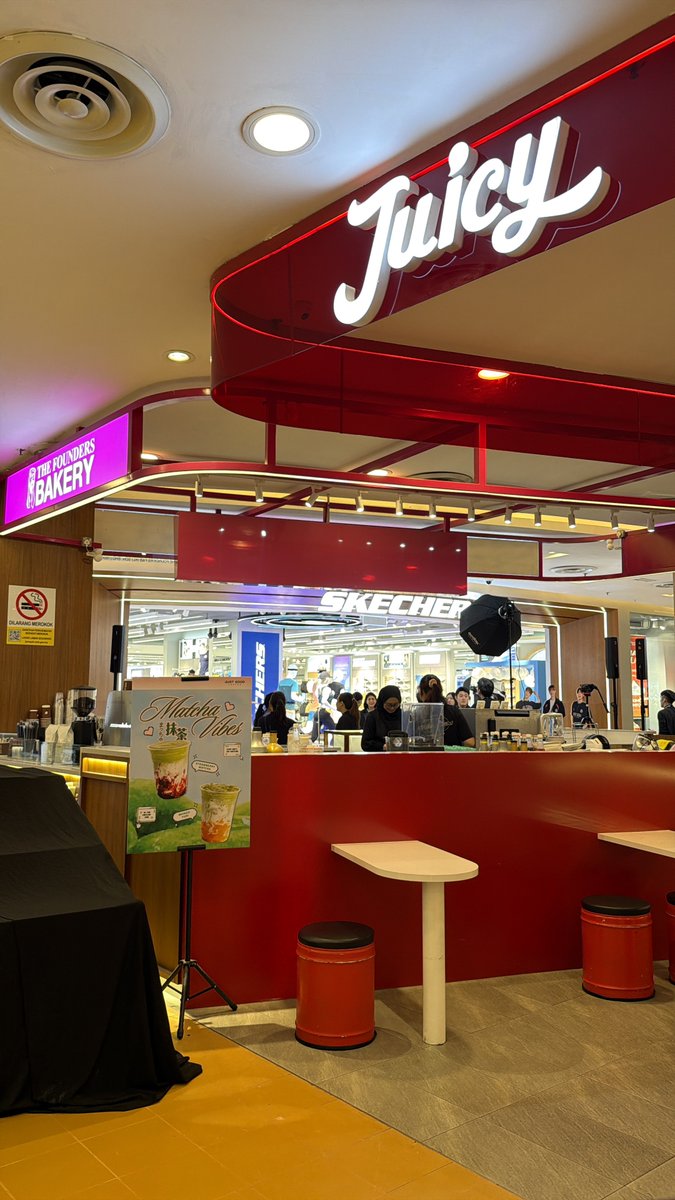 pochakyeomiee's tweet photo. this is true, example? semalam ada satu brand cookies depan skechers TERPAKSA tutup and tak dapat daily hit sale.

The owner were sad but then he decide to interact w carats, gave them sample cookies which btw one bag of it! The only thing he asks us was to make a post about them https://t.co/Xtw8GJnXyE