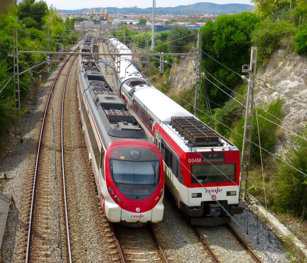 CercaniasMadrid's tweet photo. 👋 ¡Buenos días!

Antes de subirte al tren, accede a nuestro canal de WhatsApp y recibe información al instante sobre el estado de la red de Cercanías de Madrid. 📢

Te esperamos aquí 👉 https://t.co/uCzIZ7Uw6N 
 
¡@mikeldalies447, gracias por la foto! https://t.co/GJravXAIaB
