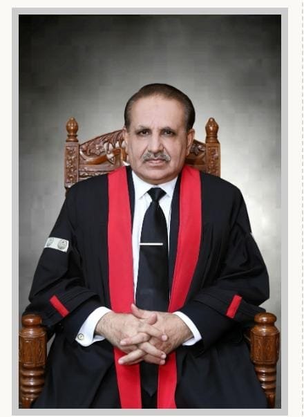 m__ashfaq's tweet photo. لاہور ہائیکورٹ کے جسٹس تنویر احمد شیخ کا پبلک سروس وہیکل ڈرائیونگ لائسنس سے متعلق  فیصلہ 

لاہور ہائیکورٹ نے بس کی ٹکر سے چار نوجوانوں کی ہلاکت کے مقدمے میں بس ڈرائیور کی ضمانت خارج کردی

بغیر پبلک سروس وہیکل ڈرائیونگ لائسنس بس چلانا غیر قانونی ہے جسٹس تنویر احمد شیخ نے قانونی نکتہ طے کردیا 

بغیر پی ایس وی لائسنس بس چلانے والے ڈرائیور کی جانب سے حادثے میں ہلاکت پر دفعہ 322 لاگو ہوگی، عدالت

دفعہ 322 کے تحت سزا صرف دیت ہے، ملزم کو ضمانت کا حق نہیں دیتی، فیصلہ 

غیر قانونی طور پر گاڑی چلانے والا اپنی اور مسافروں سمیت عوام کی جان خطرے میں ڈالتا ہے، فیصلہ 

ملزم کا بس چلانا پنجاب موٹر وہیکل آرڈیننس 1965 کی صریح خلاف ورزی تھا، فیصلہ 

ملزم کو جھوٹا پھنسانے کے لیے مدعی یا بس مالکان کی جانب سے بدنیتی کا کوئی ثبوت نہیں ملا، فیصلہ 

ایف آئی آر میں نام شامل نہ ہونے اور ضمنی بیان میں تاخیر کا فائدہ ملزم کو نہیں دیا جاسکتا، فیصلہ 

دفعہ 322 کے تحت جرم قابلِ دست اندازی  اور ناقابلِ ضمانت ہے، لاہور ہائیکورٹ

ہر مقدمے میں ضمانت کا فیصلہ حالات و واقعات کو مدنظر رکھ کر کیا جاتا ہے، فیصلہ 

چار افراد کی ہلاکت کے مقدمے میں ملزم کا ملوث ہونا بادی النظر میں خارج از امکان نہیں،فیصلہ  

ملزم کے خلاف ریاض حسین کے خلاف تھانہ صدر شجاع آباد میں 15 نومبر 2025 کو مقدمہ درج کیا گیا تھا 

حادثے میں موٹر سائیکل سوار چاروں افراد موقع پر جاں بحق ہوگئے تھے