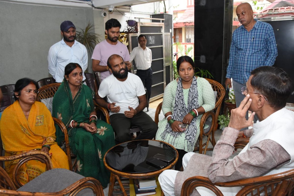 SethSanjayMP's tweet photo. आज सुबह रांची आवास पर कार्यकर्ताओं व नागरिकों से मुलाकात और संवाद किया। उनकी समस्याओं को सुना और समाधान हेतु आवश्यक कार्यवाही की बात कही। https://t.co/klbo7HBoy0