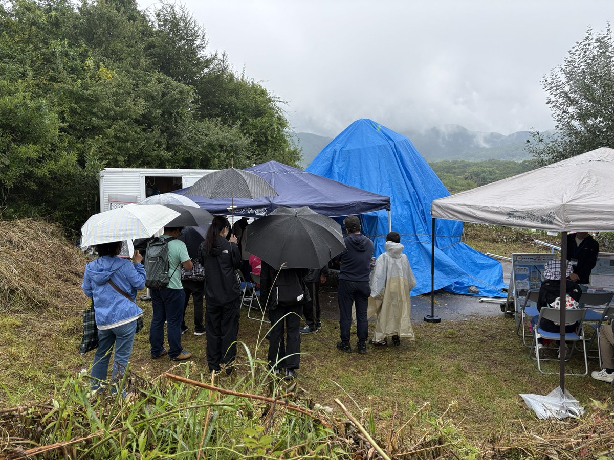 NAOJ_Nobeyama's tweet photo. 大阪公立大学1.85m望遠鏡コーナーでは、雨のためブルーシートで覆っていますが、内部のアンテナ見学会を実施中です！ https://t.co/5abZBE8epe