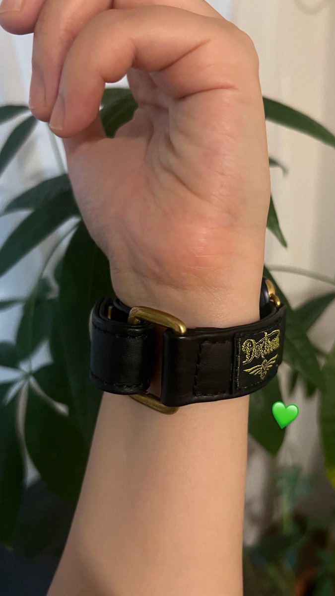_no1_performer's tweet photo. ついに念願のApple Watchをゲット！そしてdextrousのレザーベルト早速つけた🥹
めちゃくちゃ可愛すぎる宝物だ、、😭💓
まさか大好きな健二郎さんのハンドメイドを身につけられる日が来るとは夢にも思わないよね…！🌿⌚️ずっと大切にする！ https://t.co/kgf9babVGI