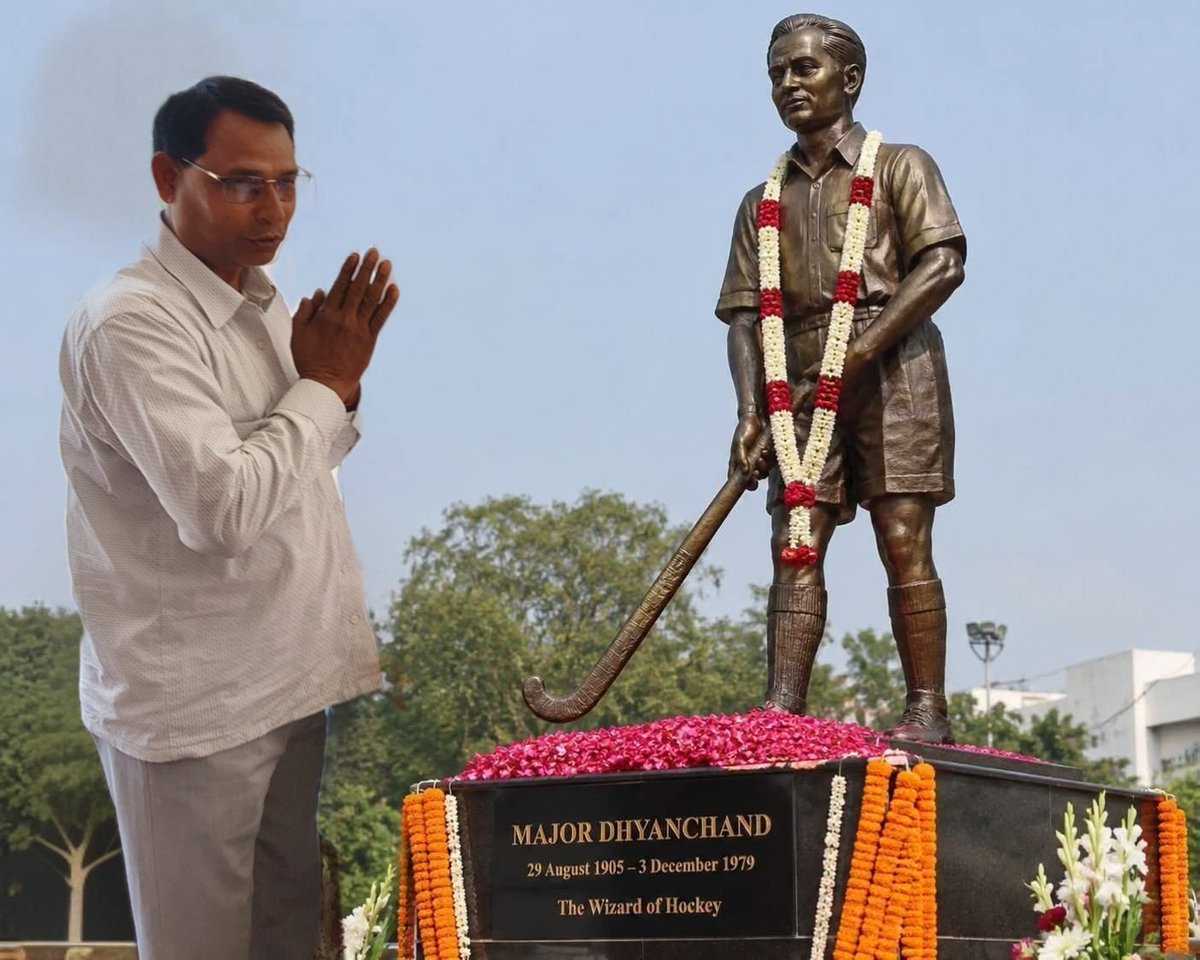 BADRIPRASADCHO4's tweet photo. अपने जादुई खेल से विश्व पटल पर माँ भारती का मस्तक गर्व से ऊँचा करने वाले, हॉकी के जादूगर 'पद्म भूषण' मेजर ध्यानचंद जी की जयंती पर उन्हें शत्-शत् नमन।

समस्त देशवासियों एवं खेल प्रेमियों को राष्ट्रीय खेल दिवस की हार्दिक बधाई व शुभकामनाएँ। https://t.co/GXHSYDx9rU