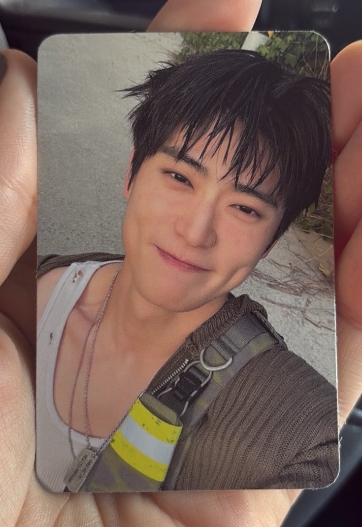 _jjeongjjh's tweet photo. 정재현 포카 진짜 예쁘네 https://t.co/Zb9xRfIbnp
