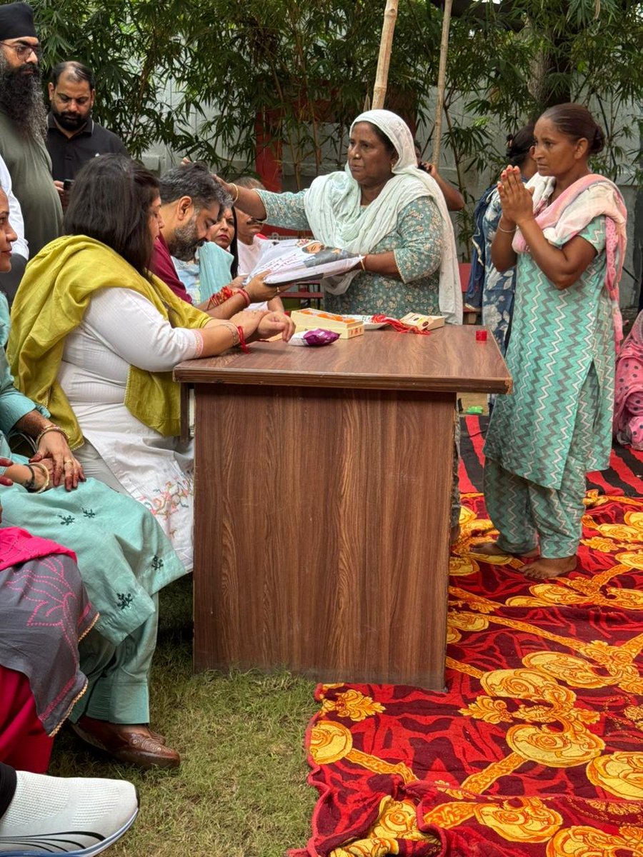 aseemgoelbjp7's tweet photo. आज नगर निगम अंबाला शहर में रक्षाबंधन के पावन अवसर पर नगर निगम की सम्मानित सफाई सेनानियों एवं कर्मचारी बहनों से रक्षा सूत्र बंधवाकर उनका आशीर्वाद प्राप्त किया तथा सभी को इस पवित्र पर्व की हार्दिक शुभकामनाएं दीं।

#AmbalaCity #SafaiSainani #RakshaBandhan #BJP #SevaHiSangathan https://t.co/HWz3wno6U5