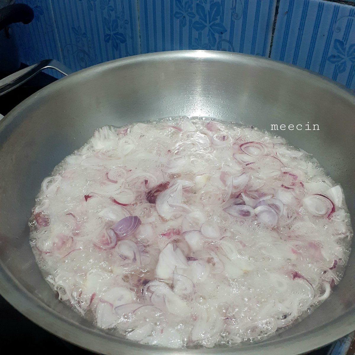 meecin_'s tweet photo. Sepakat‼️ Kalau ngomongin tier premium minyak goreng pabrikan menurutku:

Untuk menggoreng → Barco 🥇
Nggak bikin sakit di tenggorokan, nggak terlalu nyerap banyak ke makanan. Buat bikin chili oil & bawang goreng juga cocok banget.

Untuk menumis → Kara 🍲
Menurutku bikin masakan jadi lebih sedap & harum enak pas lagi tumis.

Kalau minyak sawit → 🌴 sejauh ini SunCo sih yang paling oke menurutku.