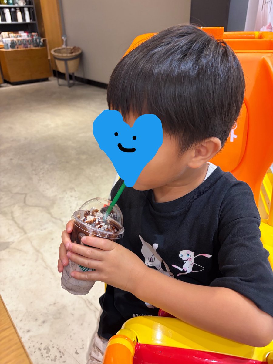 eri_jasmine_10's tweet photo. スタバで注文後、席に着いたら『なんか悲しくてなってきた…』って急に泣き出すけん何かなと思ったら、フラペチーノ頼んだのにドーナツしかトレーにないけん、違うもの頼んだと勘違いして悲しくなったらしい🥺今パパが並んで出来るの待っとんよって説明したら一気にご機嫌に🌞そこで泣くのか😂かわいー https://t.co/ybyNhxJ2CK