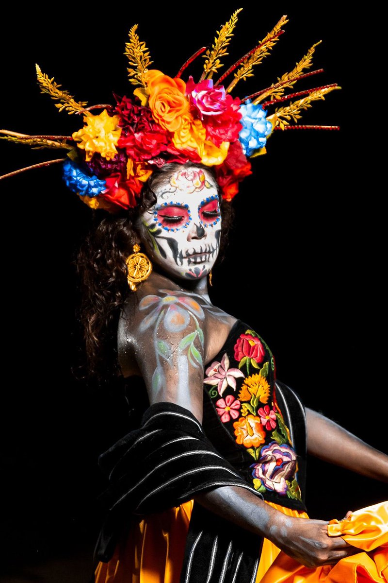 cowbez's tweet photo. cuando decimos q el dia de muertos es nuestro es a esto q nos referimos, cada país rinde homenaje como quieren, pero esto es mexicano y esto es justamente lo q muchos extranjeros piensan q es “internacional” pq nuestra tradición es la q mas conocen gracias a una puta película https://t.co/elrf4sjYtK