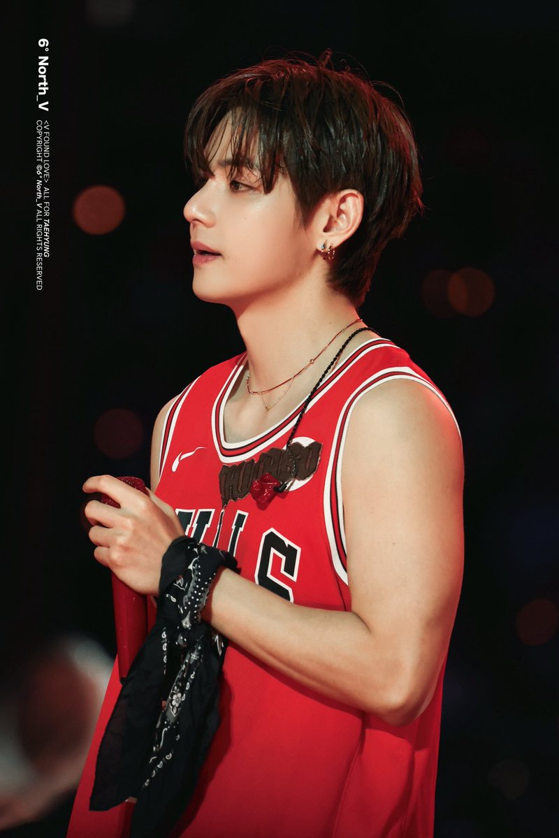 6North_V's tweet photo. 260828 CHICAGO TaeTae❤️
#뷔 #김태형 #태형 #TAEHYUNG #V 
#BTS #방탄소년단 #방탄 https://t.co/E19lzhgumb
