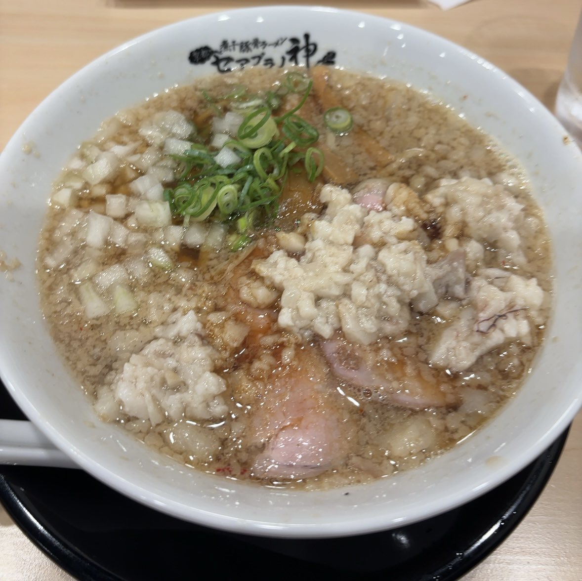 CrowBar_1112's tweet photo. 昨日オープンした渋谷のセアブラノ神、これはマジで食べといた方がいい
待ち4人くらいいたけどソロ客は先にカウンター通してくれる時点で100点満点
ラーメンも含めると100点満点中190点くらいある https://t.co/nzO0nkSVeS