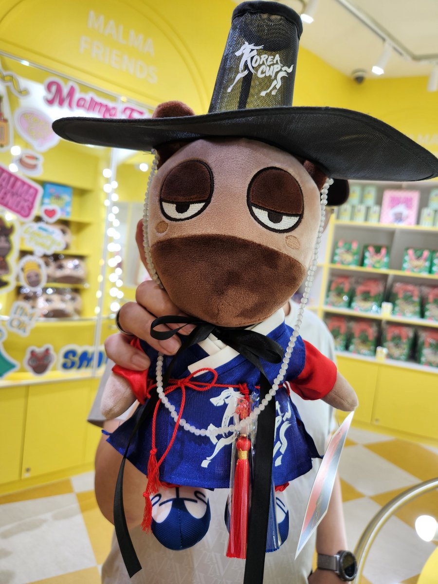 knI6ewje2Rl3RGw's tweet photo. 今回のコリアカップを記念して発売された限定マスコットぬいぐるみです。

#コリアスプリント 
#コリアカップ 
#韓国競馬 

@tetrarch1911
@tooru_naka 
@Hartley_026
@KayaStakes0515
@KingHalosuki 
@Kontenasan_bf
@sora_a06_1985
@NanyoOborozuki
@HKJapanHorse
@furuyatti 
@idolhorsedotcom https://t.co/qZ0LUNLqm5