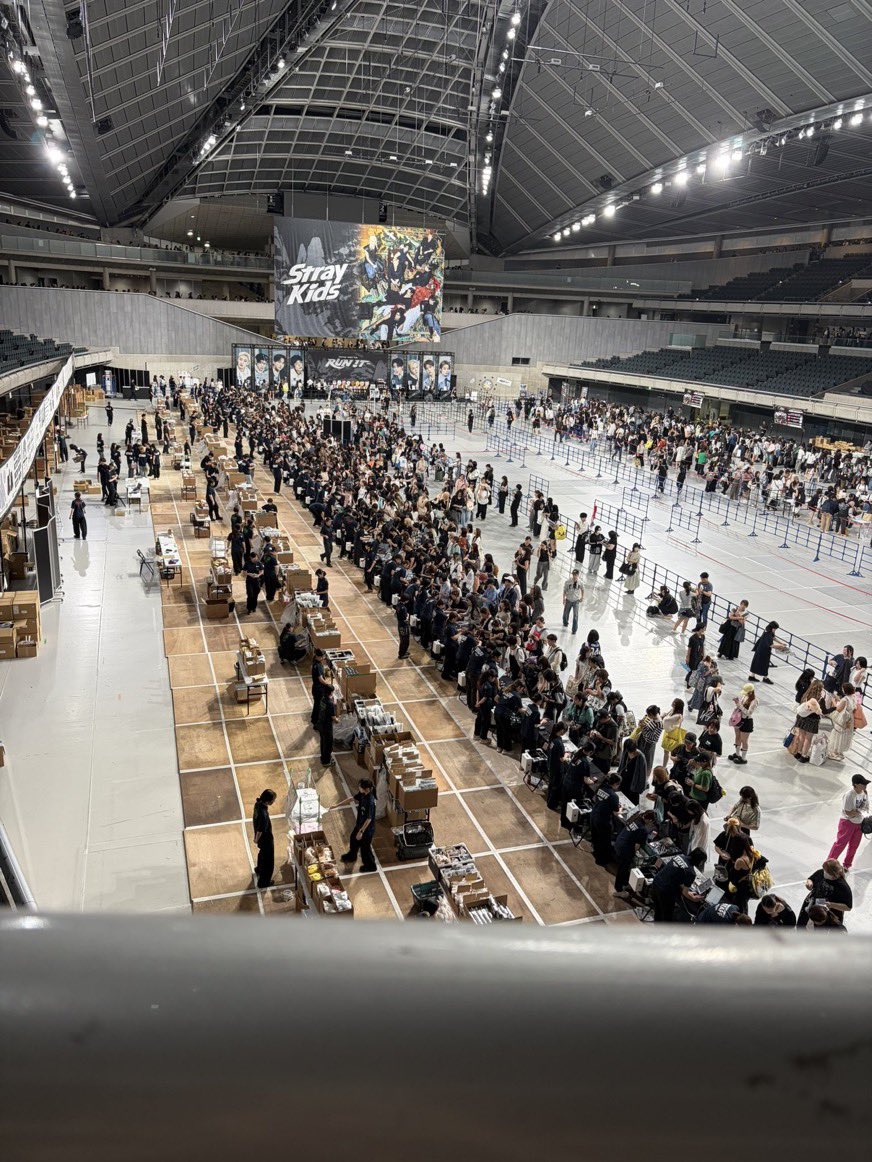 skzpopbase's tweet photo. Stray Kids reserved the Tokyo Metropolitan Gymnasium ONLY for the selling of the RUN IT World Tour Merch!

Thousands of stays have been queuing since early in the morning https://t.co/j49EHF32ah