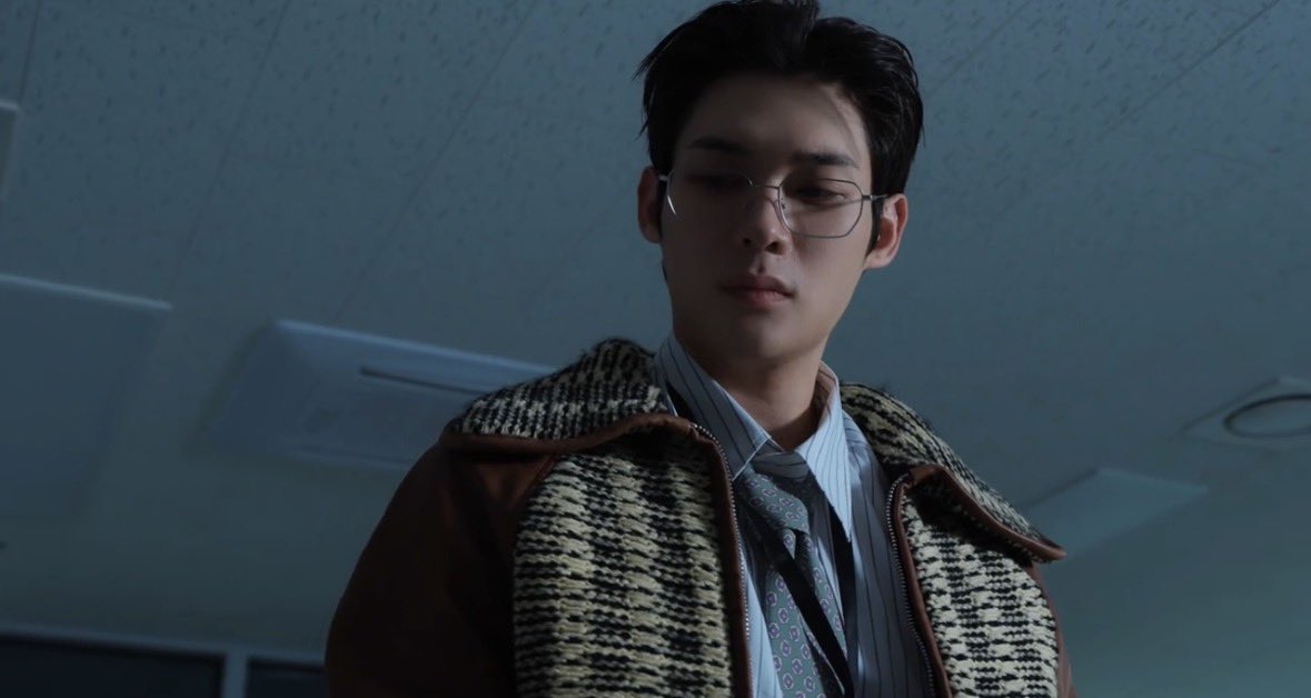 Violinti4SY's tweet photo. Did—did they nOT GET THE CONCEPT WRONG?! Why does it feel like it’s Subordinate YoonSik x CEO Siwoo?! 

The CEO who got his subordinate wrapped around his fingers?! https://t.co/4VEy8IQFD5