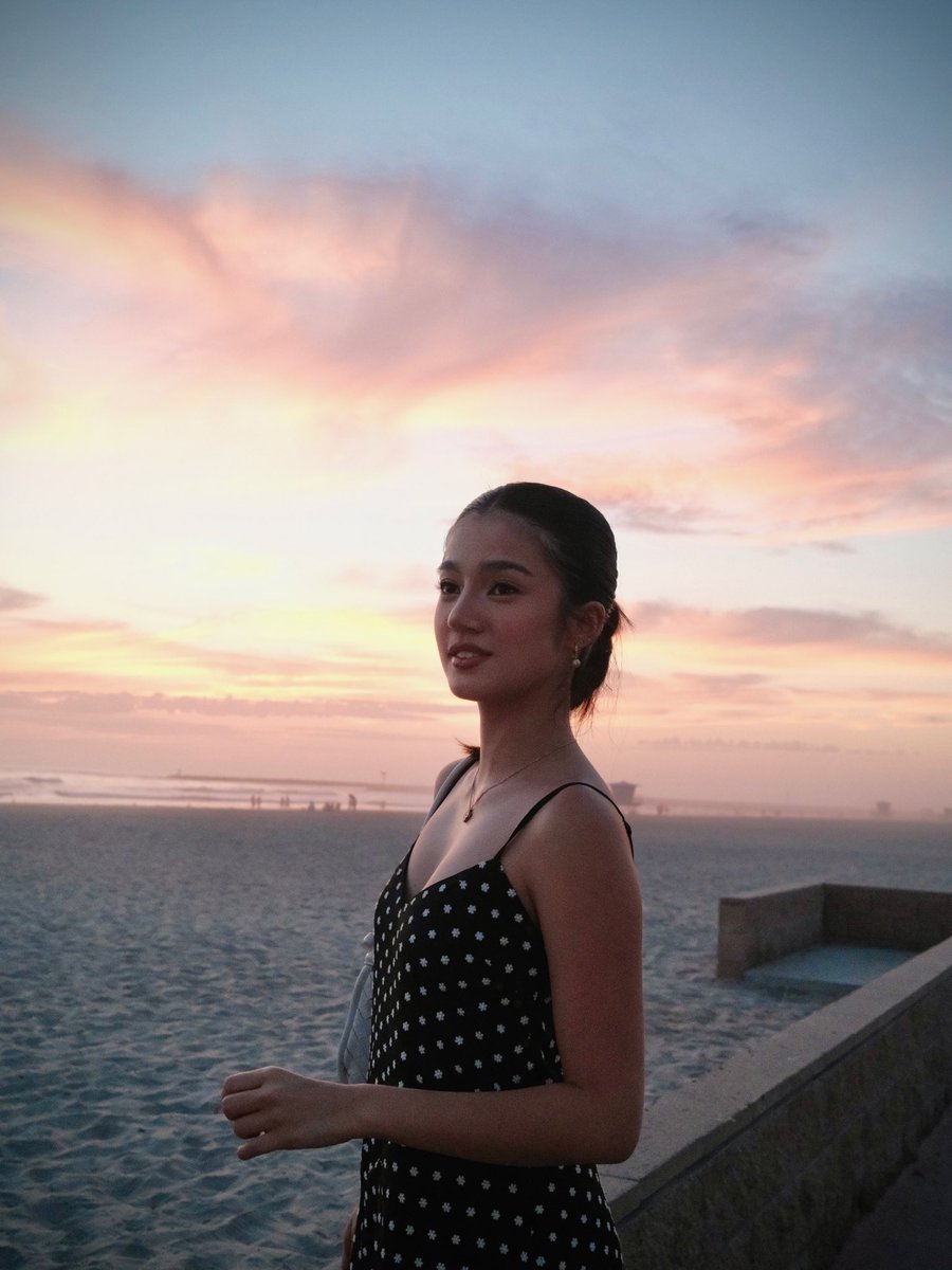donbellechemy's tweet photo. idk, she just looks so… unburdened here 🥹

happy she got to have this little pocket of peace for herself. may the world be kinder to you, belle. https://t.co/W6oU7NyiNO