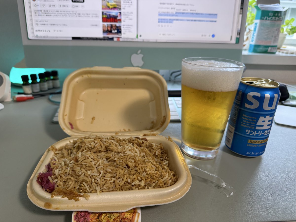 bbbmakoto's tweet photo. 今話題のセブンのビリヤニ。
某カレー専門料理研究家がこれはビリヤニじゃなくてカレーだと言ってたけど確かに上から食うとそうかも。
裏返しで食うとビリヤニだ。
大久保で本場の何度か食べたけどあれより癖無くて日本人向けになってる。当たり前だけど、 https://t.co/OnfjaDto36