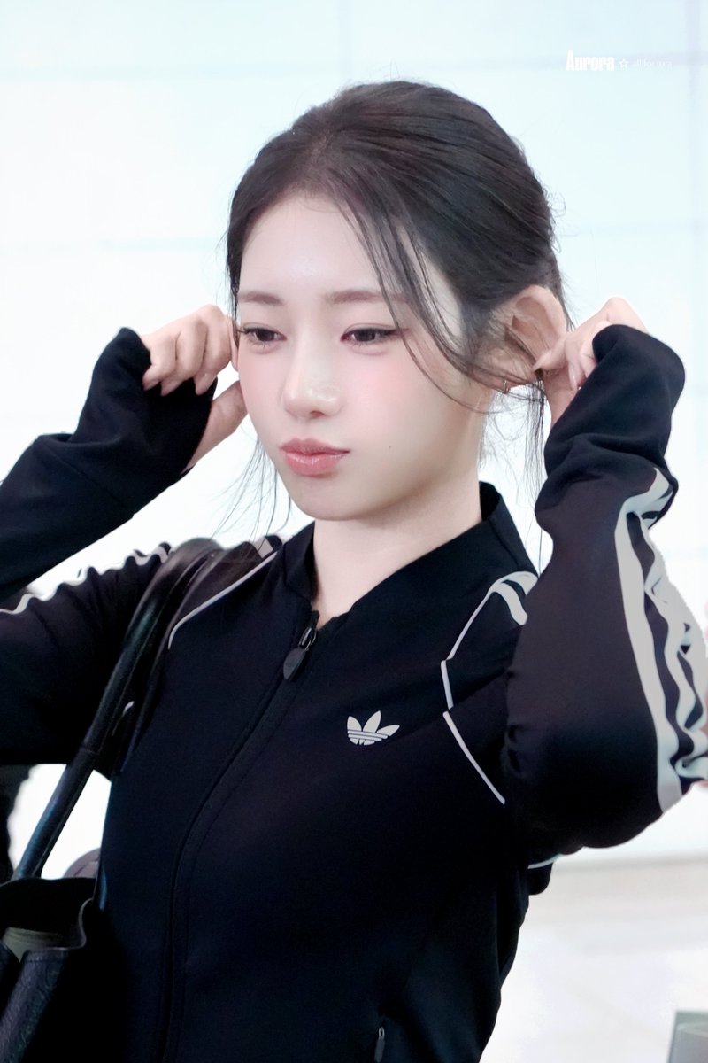 Aurora080814's tweet photo. 260829 👂🏻🤏🏻

#RORA #로라 #BABYMONSTER #베이비몬스터 https://t.co/390jbCboIi