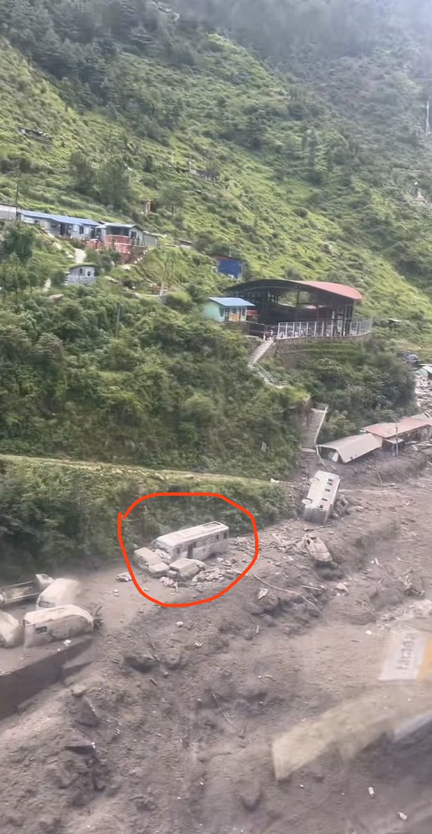 strsakthirajan's tweet photo. @NTR_NationFirst This is the location where three buses from SAMRAT Treks travelled. Circled one is the second bus from which 21 were rescued. First bus is 50 to 100 metres ahead of the second bus and third bus is 50 metres behind the second bus. Yellow route is the highway. https://t.co/Ue1ROpceXA