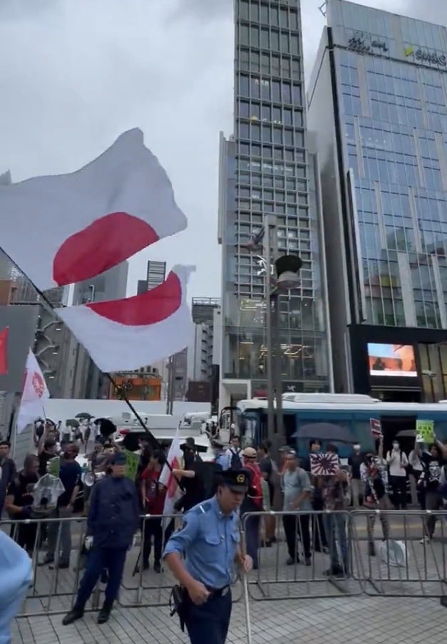 GrwaNnKqMn5nG68's tweet photo. それにしても、国旗損壊罪は何のためにできた❓

仮に、これが、それに当たらないかもしれなくても、

警察の存在感ぐらい示せるだろ‼️

警察官よ、ほら、あなたのすぐ後ろで
国旗を愚弄している奴がいるだろ‼️

捕まえろよ‼️
職質ぐらいしろ‼️

何のための法律だ‼️
何のための警察だ‼️

警察よ‼️
あなたたちも舐められているんだぞ‼️