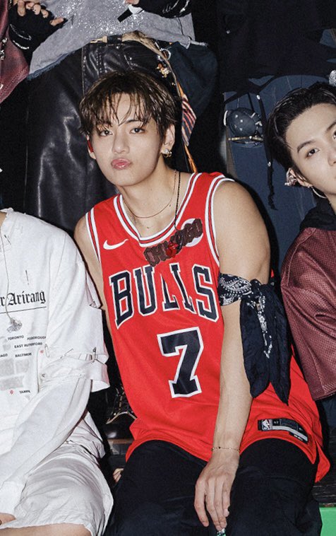 meiqi_kv's tweet photo. taehyung for the chicago group photos:

babygirl🎀                           varbie doll💗 https://t.co/Km7se8Zcfu