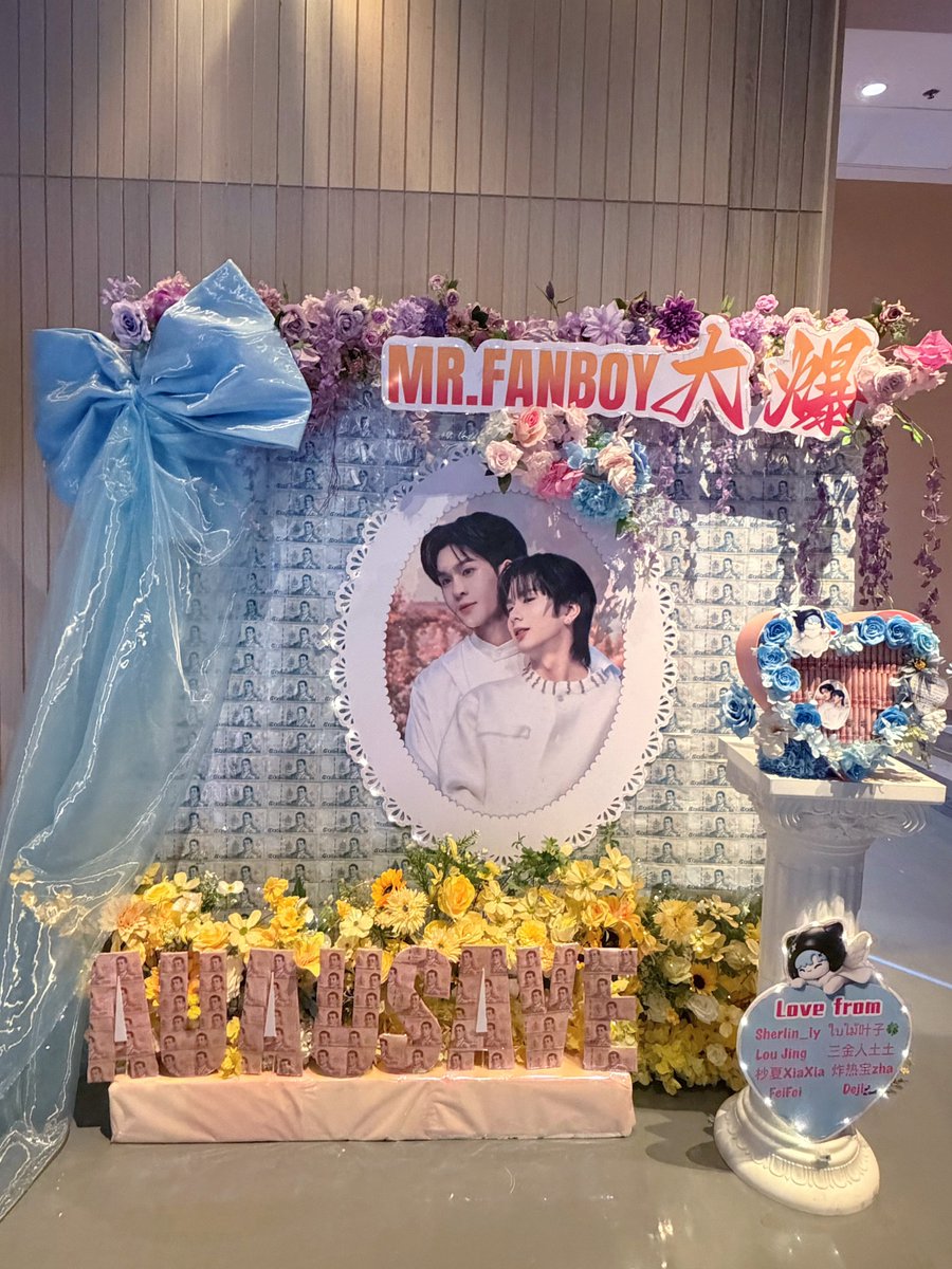 ZhaReBao's tweet photo. 今天就是《Mr.Fanboy》的首映啦！我没有办法到现场但是我的爱到场啦~欢迎现场的大家去打卡 auausave首映顺顺利利呀！我们的新剧《Mr.Fanboy》一定会大火的！！！
@Auautnp @savewrg 
#MrFanboySeries 
#29สิงหาคมมีแฟนบอย
#รักสุดใจนายแฟนบอยSeries #auausave #AuauSave #อู่อู๋เซฟ https://t.co/rGJtew6euS