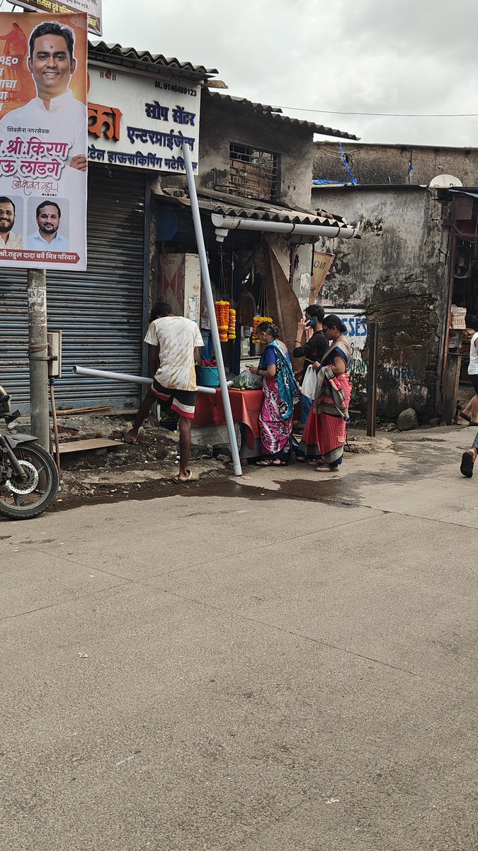 26hitujain's tweet photo. @mybmcWardL @mybmc @AshwiniBhide अस्लफा विलेज नारी सेवा सदन रोड पर फुटपाथ पर चलने के लिए जगह नहीं तो फिर ये अवैध दुकानें फुटपाथ पर कैसे कब कार्यवाही करेगी बीएमसी..... https://t.co/EpTRjdotJA