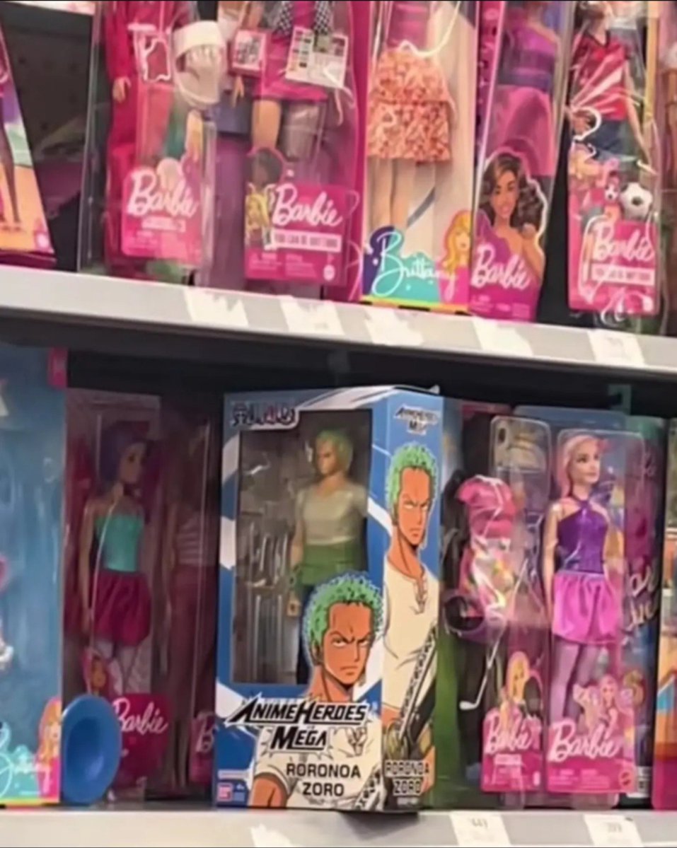 Aftab_Khan34's tweet photo. “Zoro got lost again… ended up joining the Barbie crew ”😂😂 https://t.co/dlMs9CQvtX