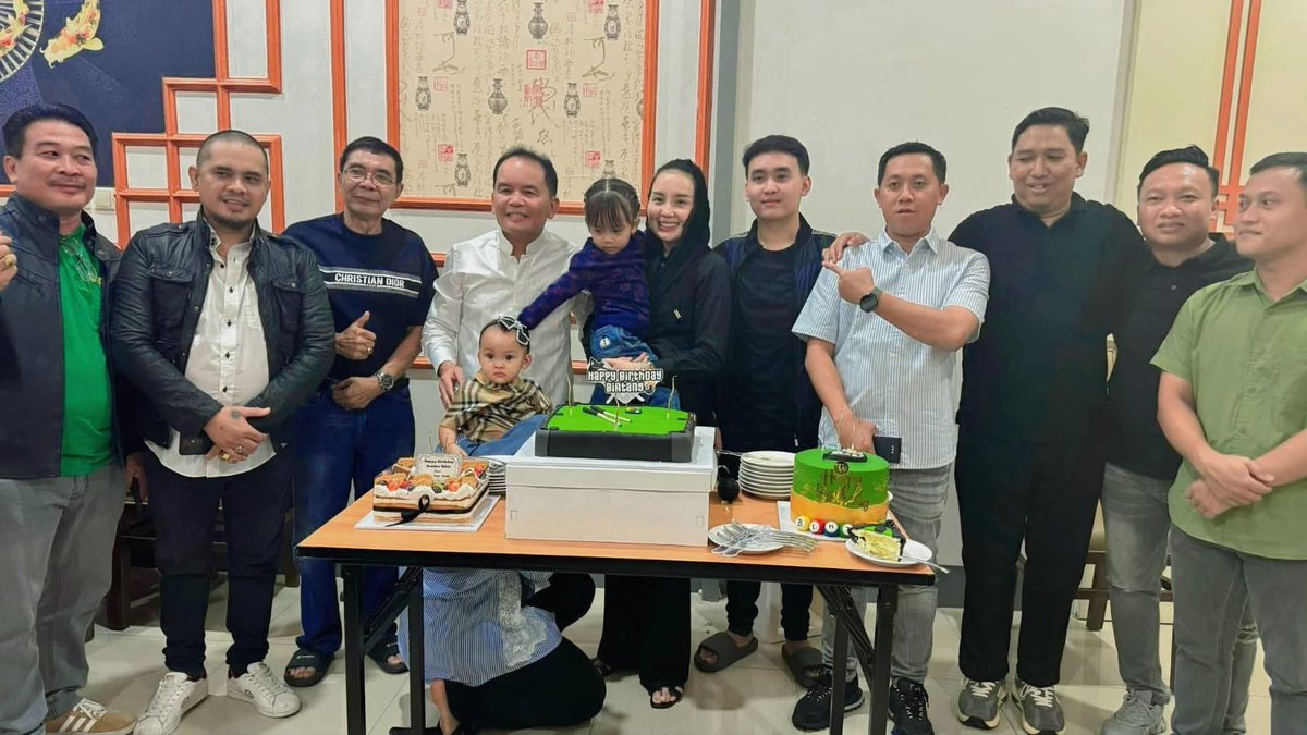 kysanagisa's tweet photo. inikah jejak digital moment kebersamaan mereka?
jujurly beda 27 tahun sama suami dan 2 tahun sama anak tuh agak janggal🤔
kenapa di mataku lebih cocok sama anaknya ya😭😭😭 https://t.co/vqRkYbhILQ