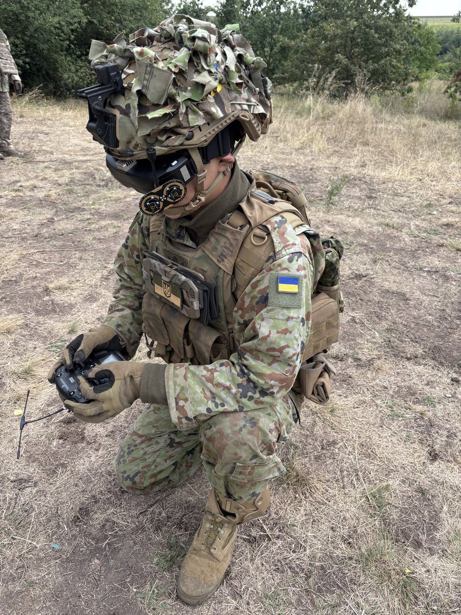 AVC_Ukraine's tweet photo. Soldiers of Asian Volunteer Corps preparing to dominate the modern battlefield. 
現代の戦場を制圧するために準備を進めるアジア義勇軍の兵士たち。 https://t.co/NbgTPlFUV6