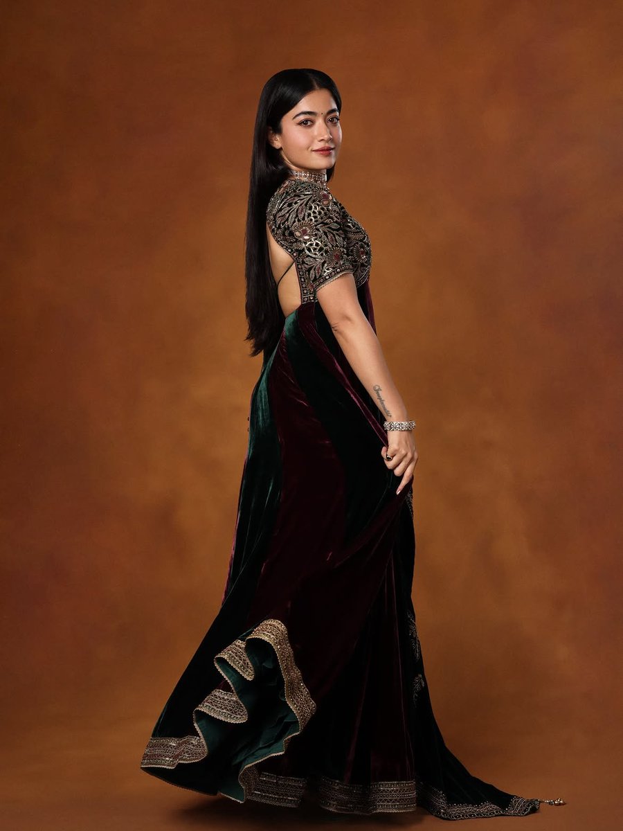 EZCutentertain's tweet photo. #rashmikaMandanna looking absolutely breathtaking in this regal ensemble. ✨❤

#RashmikaMandanna #Fashion #EthnicLook #ezcutmedia #ezcutentertainment #tollywood https://t.co/1Qfcwuo105