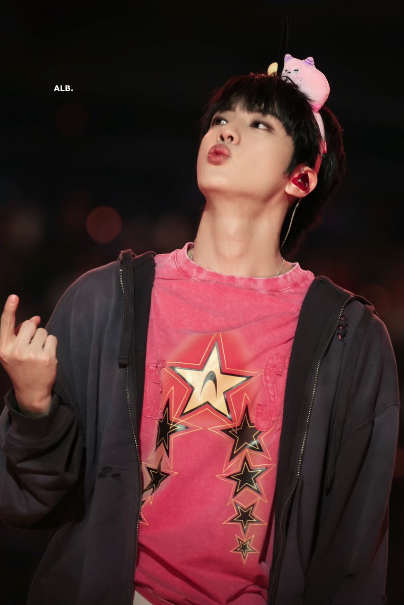 ALittleBraver92's tweet photo. TOO CUTE TO HANDLE 

 🩷🩷🩷🩷

#방탄소년단진 #김석진 #석진 #진 #BTSJIN #JIN 
#BTS_WORLDTOUR_ARIRANG
@BTS_twt https://t.co/s4YLGLrKG1