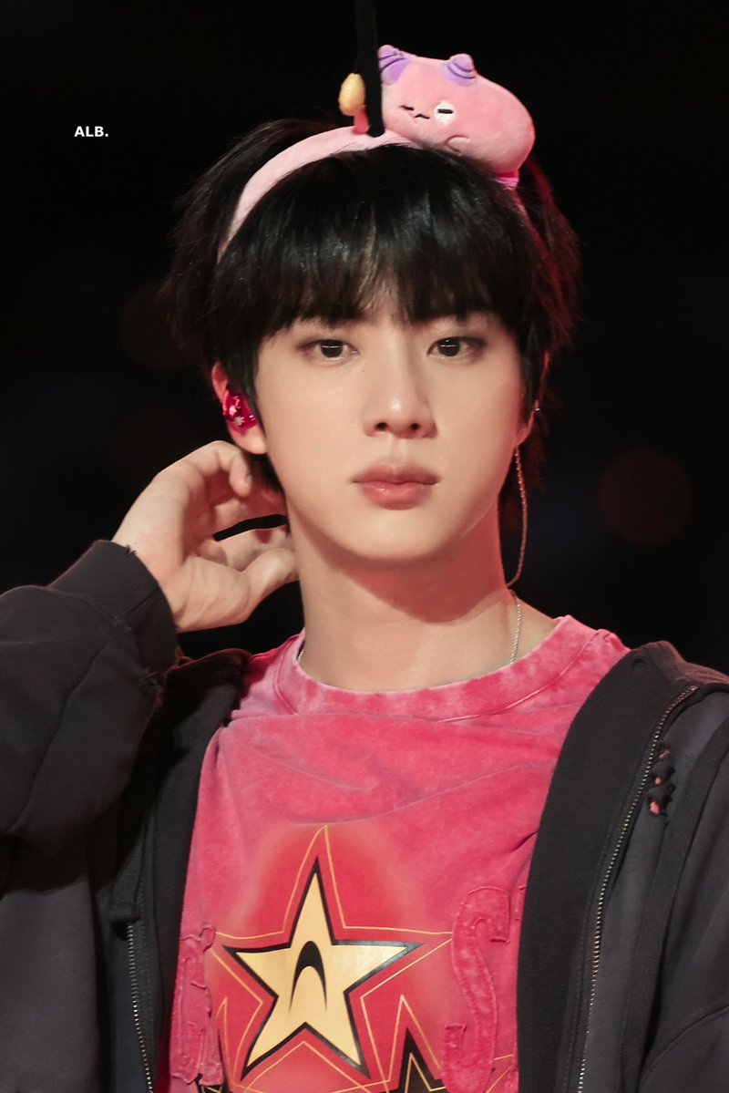 ALittleBraver92's tweet photo. TOO CUTE TO HANDLE 

 🩷🩷🩷🩷

#방탄소년단진 #김석진 #석진 #진 #BTSJIN #JIN 
#BTS_WORLDTOUR_ARIRANG
@BTS_twt https://t.co/s4YLGLrKG1