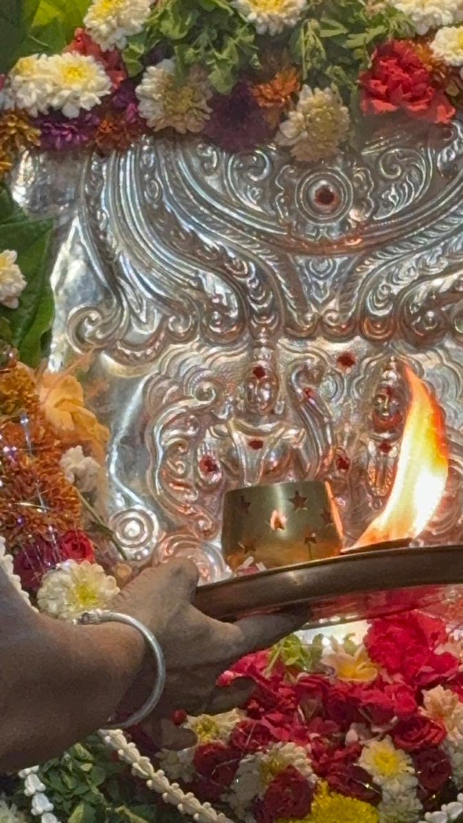 Gudisesaideva's tweet photo. కదిరి వైఎస్సార్ కాలనీ దగ్గరఆంజనేయస్వామి ఆలయంలో  గీతదేవానంద్ ట్రస్ట్  అధ్వర్యంలో  “ శ్రావణమాస శనివారం   సందర్బంగా ప్రత్యేక పూజ &amp; పూల అలంకరణ నిర్వహించడం జరిగింది . “”

#Geethadevanandcaritabletrust https://t.co/by6CNM7k0j