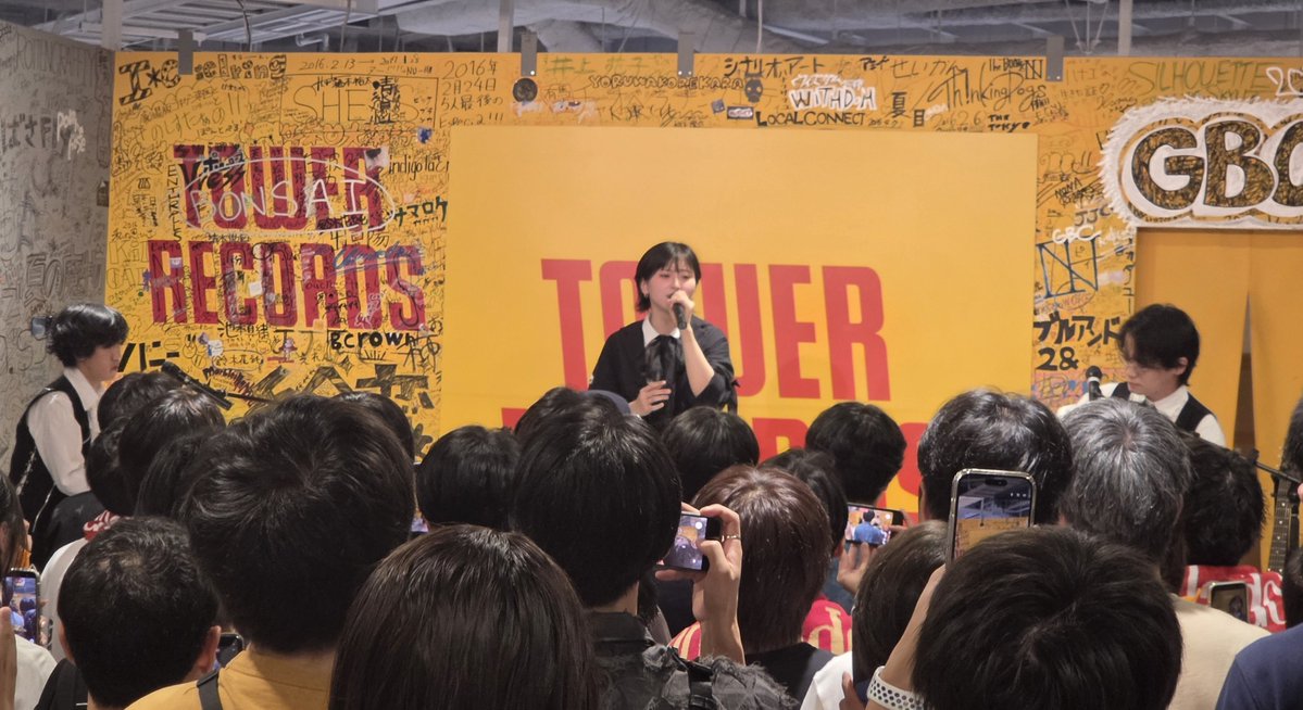 tomizou8282's tweet photo. 大阪着いて早々、タワーレコードNU茶屋町店でのPompadollSインストアライブ。アコースティックも良かったぞ https://t.co/bxOjoJjDck