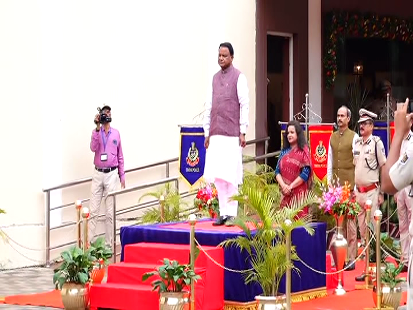 otvkhabar's tweet photo. #ଡିଜିପି_ଓ_ଆଇଜିପି_ସମ୍ମିଳନୀ
-ପୋଲିସ ଭବନରେ ଡିଜିପି ଓ ଆଇଜିପିଙ୍କୁ ନେଇ ବଡ଼ ବୈଠକ
-ମୁଖ୍ୟମନ୍ତ୍ରୀ ମୋହନ ଚରଣ ମାଝୀଙ୍କ ଅଧ୍ୟକ୍ଷତାରେ ବୈଠକ
-ରାଜ୍ୟର ଆଇନଶୃଙ୍ଖଳା ଓ ଅପରାଧ ନିୟନ୍ତ୍ରଣ ନେଇ ବୈଠକ
-ମୁଖ୍ୟ ଶାସନ ସଚିବ, ଗୃହ ସଚିବଙ୍କ ସମେତ ବରିଷ୍ଠ ଅଧିକାରୀ ଉପସ୍ଥିତ
#OdishaPolice #DGPMeet #IGPConference #CMMajhi
#LawAndOrder #HomeDepartment #OTV